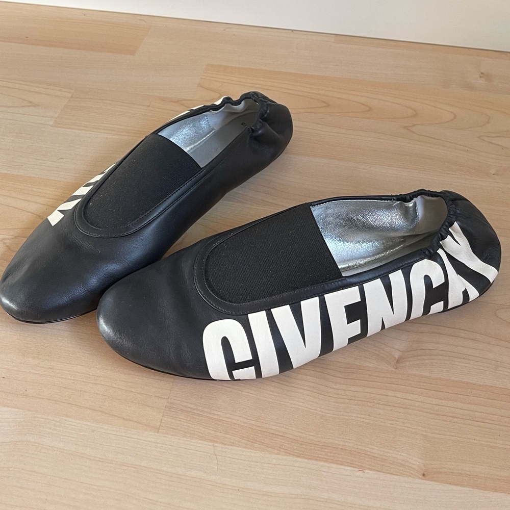 Authentic Rivington Logo Slipper
GIVENCHY